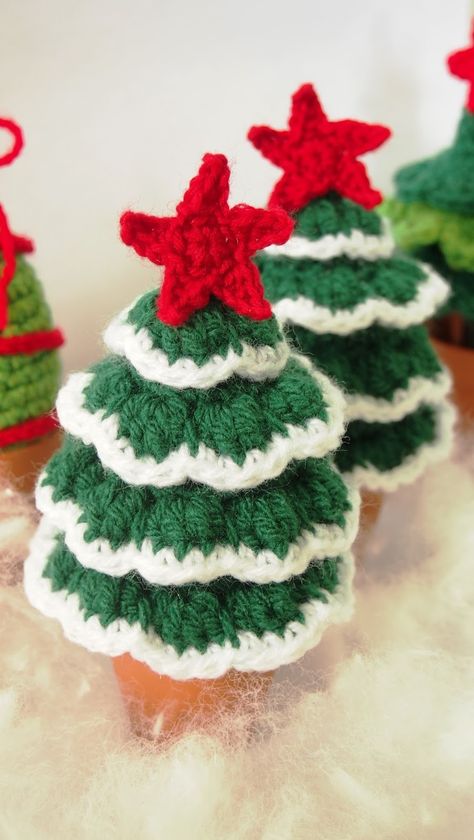 Sol de Noche {deco crochet}: Flocked Christmas Tree Free Pattern and Tutorial Little Debbie Christmas Tree Crochet Pattern, Amigurumi Tree Free Pattern, Crocheted Christmas Trees Free Patterns, Free Crochet Christmas Tree Patterns, Amigurumi Xmas Tree, Amigurumi Tree, Crochet Christmas Tree Ornaments, Crochet Christmas Trees Free, Crochet Christmas Trees Pattern