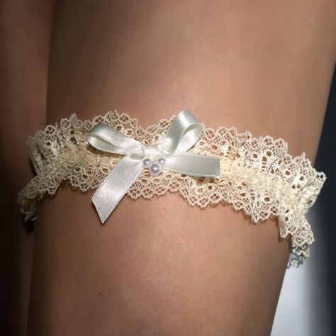 Garter Aesthetic, Wedding Garter Simple, Pearl Garter, White Leg Garter, Unique Garters Bridal, Bride Leg Garter Lace, White Lace Garter, Bridal Garters, Garter Lace