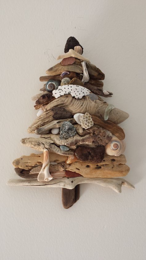 Beach Agate Crafts, Driftwood Xmas Tree, Driftwood Winter Decor, Driftwood Trees, Driftwood Christmas Tree Wall Hanging, Driftwood Tree, Driftwood On Beach, Ovrrdizrd Driftwood Art, Landscaping Diy