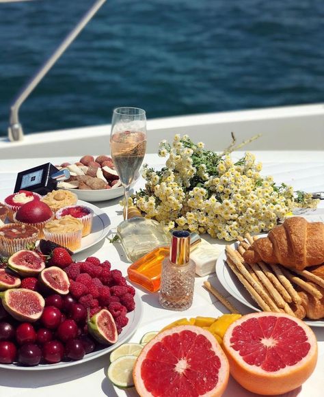 Amazing Food Platters, Food Aesthetics, Picnic Birthday, Healthy Sweets Recipes, Delicious Snacks Recipes, Foto Inspiration, Odessa, Bruschetta, Summer Essentials