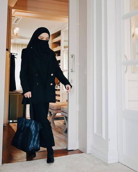 Neelofa Outfit Niqab, Neelofa Style, Hijabi Styles, Muslimah Fashion Casual, Ootd Poses, Muslimah Outfit, Niqab Fashion, Modest Fashion Hijab, Birthday Fashion