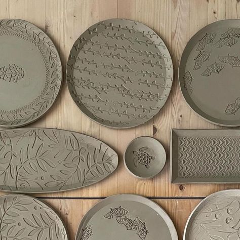 Love in Pottery on Instagram: "by @hannaluehl. This Is How I make my stamped plates. I don’t have a slap roller so I use a laundry mangle. For the right thickness of my rolled out clay, I use wooden strips in the wanted height. The stamps I have got are from different places. I’m always on the lookout for new ones. FOLLOW👉 @loveinpottery for more pottery contents ☕️ ! Credit 📷💚 @hannaluehl visit their page and support 💕 Follow us on @dailyartlist (Art Lovers) & @musthomeguide (Interior Lover Slap Pottery, Carved Designs, Art Lovers, Clay Projects, Lovers Art, Carving, Stamp, Sculpture, Ceramics