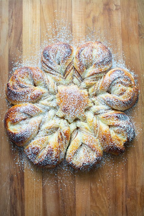 Cinnamon Snowflake Bread » Cook Like A Champion Cinnamon Snowflake, Snowflake Bread, Eggnog Waffles, Star Bread, Potato Flakes, Potato Flour, Holiday Morning, Leftover Bread, Pull Apart Bread