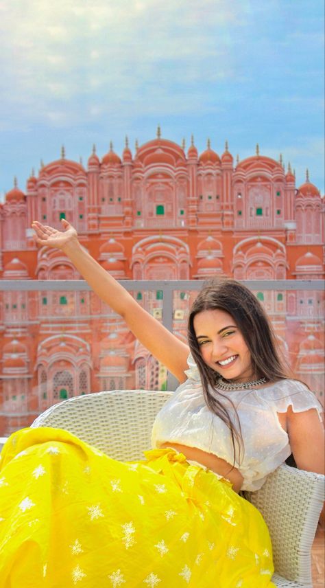 Hawa Mahal Photography Poses, Rajasthan Picture Ideas, Taj Mahal Outfit Ideas Women, Jaipur Outfits Ideas Women, Hawa Mahal Photography, Jaipur Poses, Udaipur Photography Poses, Rajasthan Photoshoot, Udaipur Trip Outfits