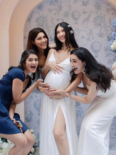 Indian Gender Reveal Ideas, Baby Shower Looks For Mom Indian, Maternity Photography Indian, Baby Shower Photography Poses, Friend Pregnancy Photos, Reveal Photoshoot, Gender Reveal Pictures, Shower Photoshoot, Simple Gender Reveal