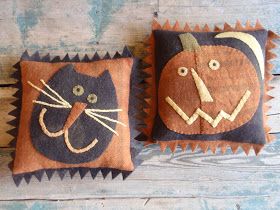 Tiny Pillows, Cats And Pumpkins, Moldes Halloween, Homemade Pillows, Wool Appliqué, Halloween Sewing, Wool Felt Projects, Fall Sewing, Felted Wool Crafts