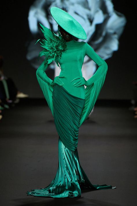 Robert Wun Fall 2024 Couture Fashion Show | Vogue Avant Garde Fashion Dresses, Avant Garde Fashion Couture, Robert Wun, Avant Garde Outfit, Style Vert, Avant Garde Dresses, Runway Gowns, Collection Couture, Mode Chanel