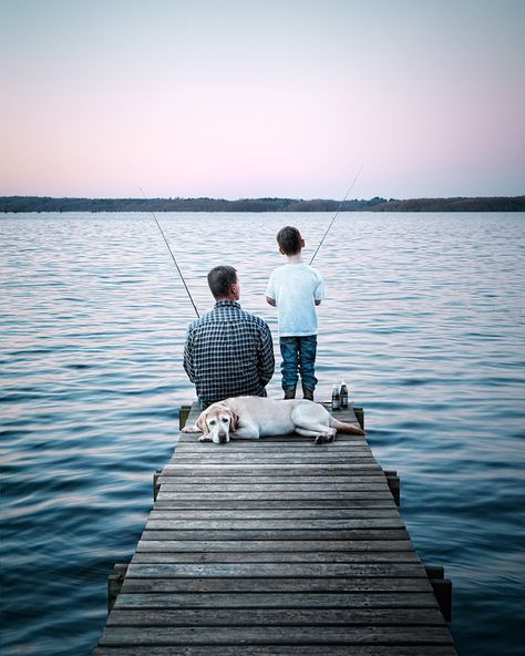 Inspiração para ensaios fotográficos Dia dos Pais. #diadospais #ensaiodiadospais #fotografiadiadospais #sonheriafigurinos Man And His Dog, Lake Living, Texas Travel, Gone Fishing, Jolie Photo, A Father, Lake Life, Oh The Places Youll Go, Father And Son