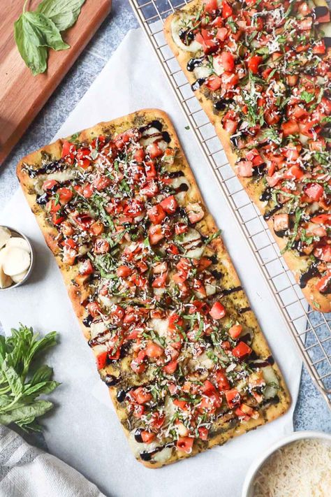 The Best Bruschetta Flatbread Pizza - Bless This Meal Flatbreads Recipes Easy, Lunch Flatbread, Flatbread Meals, Bruschetta Flatbread, Focaccia Flatbread, Flatbread Appetizers, Best Bruschetta, Hot Dog Appetizers, Bruschetta Pizza