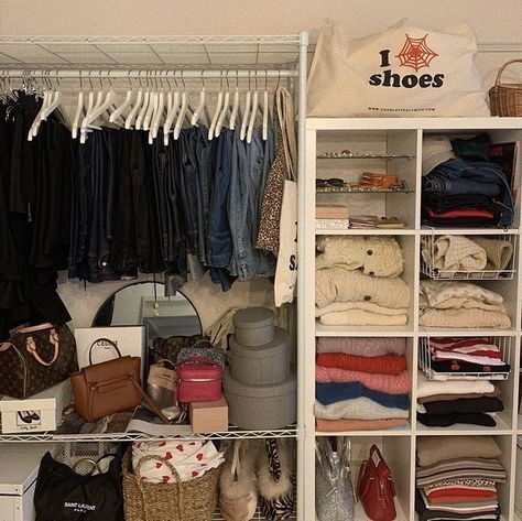 Functional Closet, Room Organization Bedroom, Deco Studio, Power Of Makeup, Creation Deco, Room Goals, Room Deco, Redecorate Bedroom, Pretty Room