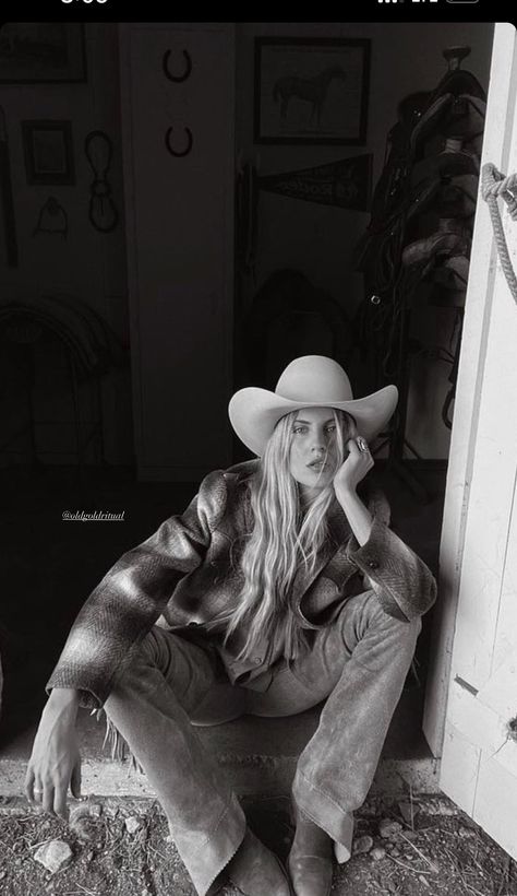 Wyoming Photoshoot, Cowgirl Shoot, Cowgirl Photoshoot, Foto Cowgirl, Western Photoshoot, Western Photo, Western Photography, Cowboy Aesthetic, Looks Country