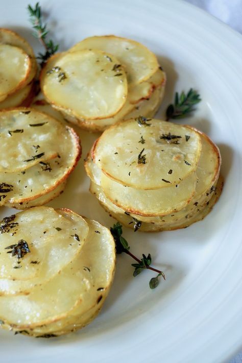 This Pommes Anna, or Anna Potatoes recipe is buttery, aromatic and oh-so-delicious! It's one of the prettiest, easiest ways to serve potatoes! #potatoes #pommes #anna #annapotatoes #pommesanna #thyme #butter #clarifiedbutter Potatoes Anna Recipe, Anna Potatoes, Pommes Anna Recipe, Best Artichoke Recipe, Potatoes Anna, Thyme Butter, Pommes Anna, Smashed Potatoes Recipe, Avocado Salad Recipes