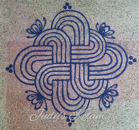 Chawal Rangoli Design, Lines Rangoli Designs, Easy Rangoli Designs Videos, Art Inspiration Ideas, Rangoli Designs Photos, Rangoli Simple, Rangoli Side Designs, Simple Flower Design, Rangoli Designs Latest