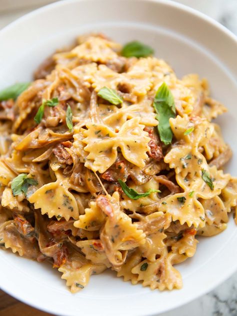 Delicious Caramelised Onion Pasta Dinner Recipes Sausage, Kielbasa Sausage Recipes, Roast Dinner Sides, Sausage Pasta Recipe, Onion Pasta, Sausage Recipes For Dinner, Balsamic Onions, Baked Onions, Dinners Easy