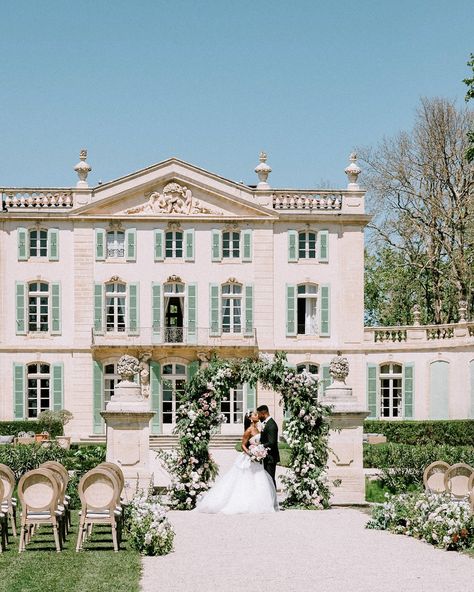 A Lavender and Cream Garden Wedding at Provencal Chateau✨ Set against the historical elegance of Chateau De Tourreau, this wedding shoot captures the essence of timeless romance with its classic architecture and luxurious garden settings. Behind the lens, @mariahedengren ‘s exceptional photography skillfully highlights the intimate moments and majestic backdrop, ensuring each photo shows to the day’s beauty and the couple’s joy. Click the link in the bio to read the full story! Photographe... French Wedding Photography, Modern Chateau, Wedding Chateau, Cream Garden, Luxurious Garden, French Chateau Wedding, Wedding Content, Chateau Wedding, Classic Architecture