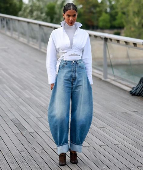 Barrel Jeans Street Style, Barrel Leg Jeans Outfit, Wide Leg Levis, Barrel Jeans Outfit, Outfit Ideaa, Barrel Leg Jeans, Jeans Outfit Ideas, Legs Outfit, Wide Legged Jeans