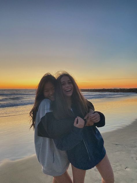 summer. friends. picnic. sunset. sky. ocean. things to do. beach. travel. vacation @joy Beach Picnic Aesthetic, Ocean Things, Aesthetic Tips, Beach Instagram Pictures, Picnic Aesthetic, Summer Poses, Summer Picture Poses, The Summer I Turned Pretty, Best Friend Poses