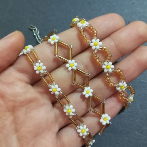 DIY Jewelry With Seed Beads/Beaded Bracelet Tutorial/Daisy Chain Daisy Chain Jewelry, Diy Chain Bracelet Ideas, Daisy Seed Bead Necklace, Daisy Chain Beaded Bracelet, Diy Jewelry Designs, Bead Daisy Tutorial, Seed Beads Tutorials, Bead Wire Bracelet, Daisy Chain Beading Tutorials