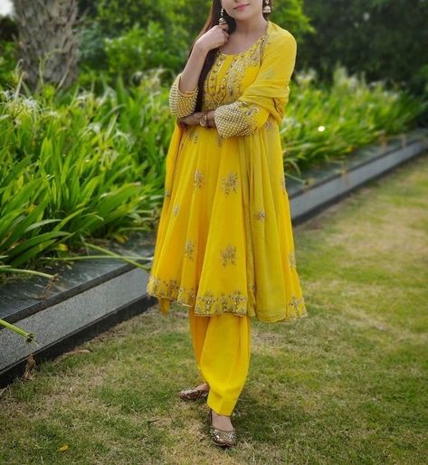 Frock Plazo, Frock Designs For Women, Punjabi Dress Design, Fancy Dress Material, Nimrat Khaira, Frock Designs, Function Dresses, Short Frock, Recycled Dress