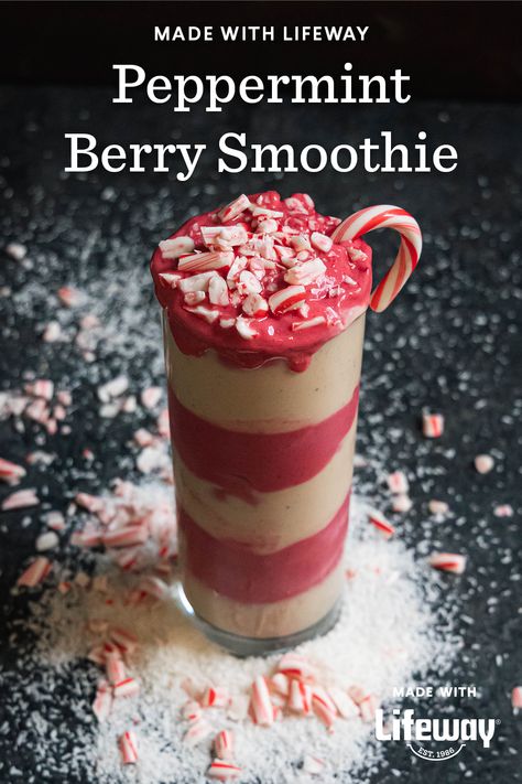 Christmas Smoothie Recipes, Holiday Smoothie Recipes, Peppermint Smoothie, Christmas Smoothie, Low Calorie Smoothie Recipes, Christmas Themed Drinks, Winter Smoothie, Holiday Smoothies, Food Polls