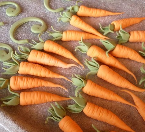 Another way to make gumpaste carrots Fondant Carrots, Chef Cake, Citrus Cake, Sugar Paste Flowers, Carrot Cupcakes, Garden Cakes, Sugar Paste, Fondant Tutorial, Veggie Garden