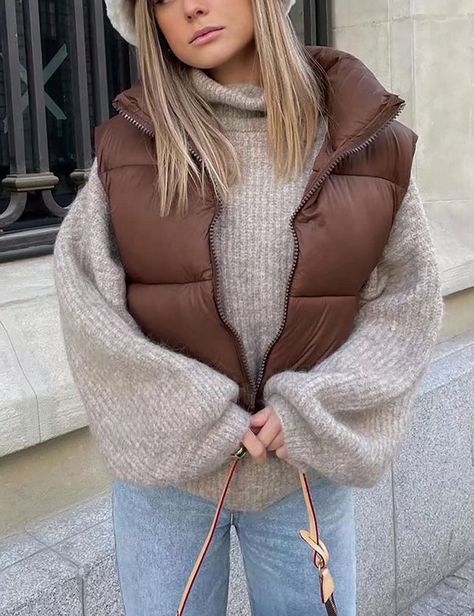 Sleeveless Coat Outfit, Long Blouse Outfit, Puffer Vest Outfit, T Shirt Blouse, Winter Coat Outfits, Sleeveless Puffer, Sleeveless Coat, Color Trends Fashion, Short Vest