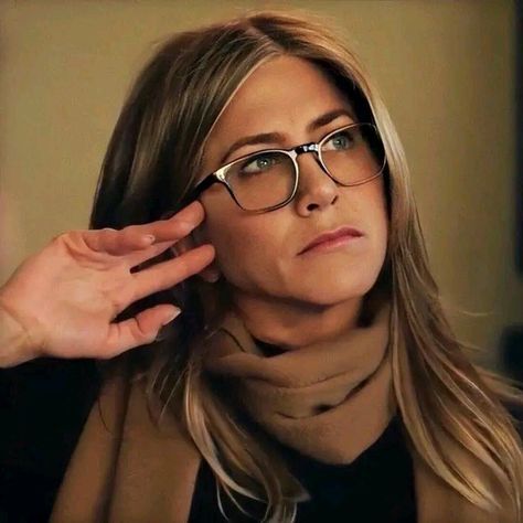 Alex Levy, Jennifer Aniston Style, Jennifer Aniston Hot, Jen Aniston, Holiday Hairstyles, Copper Hair, Wearing Glasses, Girls With Glasses, Quality Content