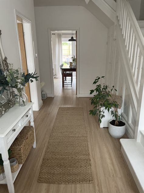 Wooden Floor Hallway Ideas, Wooden Hallway Floor, Wooden Flooring Hallway, Hallway Wooden Floor, Cream Hallway, Beige Hallway, Stairs And Hallway Ideas, Hallway Paint Colors, Nordic Floor