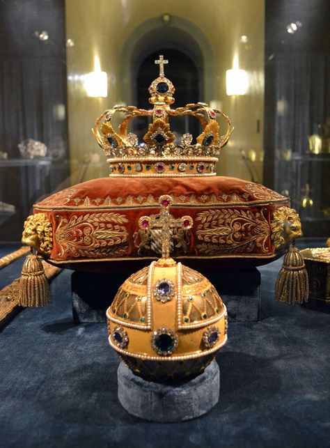 Royal Crown Jewels, Royal Crowns, Royal Tiaras, Simple Luxury, Salzburg Austria, Celebrating Christmas, Historical Jewellery, Oldenburg, Munich Germany