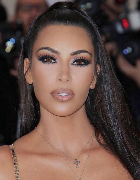 Kim Kardashian West | #KimKardashian #Kardashian #KardashianStyle Kim Kardashian Makeup Looks, Kim K Makeup, Estilo Kim Kardashian, Kardashian Makeup, Kardashian Beauty, Kim Kardashian Makeup, Kim Kardashian Outfits, Kkw Beauty, The Met Gala