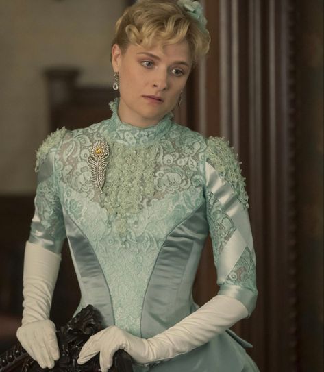 Victorian Era Dresses Simple, Louisa Jacobson, Glided Age, Historic Outfits, Gilded Age Fashion, Haunted Manor, Era Dresses, Victorian Era Dresses, Face Female