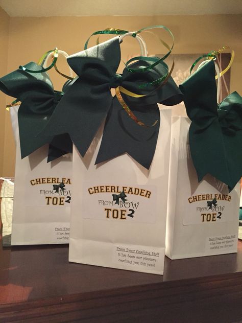 End of the year cheer gifts Cheer Snack Ideas Team Mom, End Of The Year Cheer Party, Cheer Treat Bags Ideas, Cheer Gift Bags Ideas, End Of Season Cheer Party Ideas, Cheer Snack Bag Ideas, End Of Year Cheer Gifts, Cheerleader Senior Night Ideas, Cheer Gifts From Coach