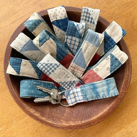 Tami Gray Voth’s Instagram photo: “I used the scraps from the quilt I’ve been working on to make more keychains after Alyssa sent me a picture of a different style (thank…” Crafts With Scraps Of Fabric, Wool Scraps Projects Ideas, Handmade Gifts Sewing, Upcycled Quilt, Sewing Machine Projects, Quilted Gifts, Old Quilts, Small Sewing Projects, Fabric Projects