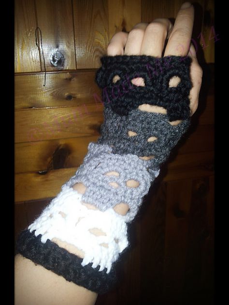 Ravelry: MumMadeMe's Creepy Skulls Fingerless Gloves Crochet Cuffs, Skull Crochet, Crochet Skull Patterns, Fingerless Gloves Pattern, Beginning Crochet, Crochet Dragon Pattern, American Crochet, Glove Pattern, Crochet Skull