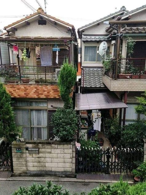 Japan Apartment, Japanese Apartment, Japanese Buildings, Photographie Portrait Inspiration, Japan Aesthetic, Aesthetic Japan, Japanese Architecture, Japanese Aesthetic, Jolie Photo