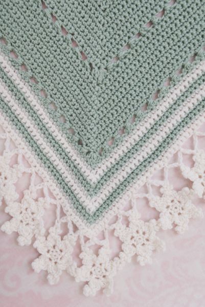 Let the simple design of this project shine through by using a unique border of dainty white snowflakes that will make you winter ready. You’ll love how perfectly this classic shawl blends into your wardrobe. Prayer Shawl Patterns, Crochet Blanket Border, Snowflake Border, Aesthetic Patterns, Crochet Border, Border Lace, Crochet Aesthetic, Christmas Skirt, Crochet Fun