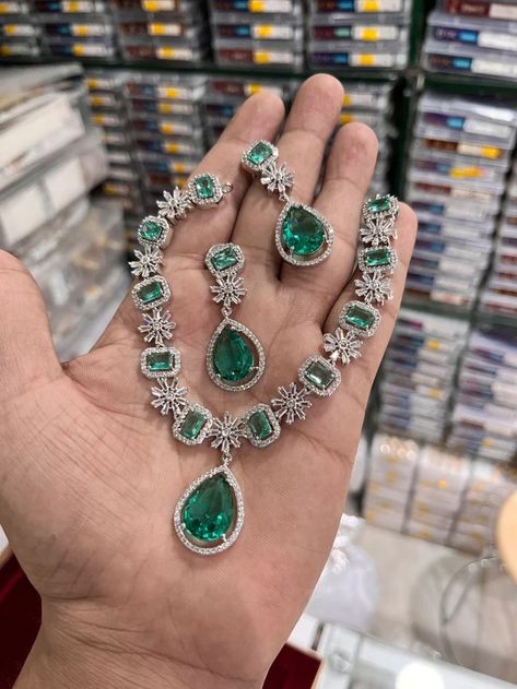 Wedding Emerald Green, Indian Wedding Necklace, Emerald Green Necklace, Nita Ambani, American Diamond Necklaces, Fancy Jewellery Designs, Indian Necklace, Stylish Necklace, Cz Necklace