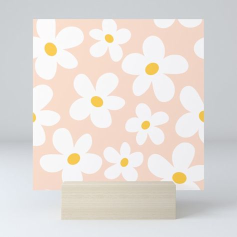 Cute Stuff To Paint Easy Flowers, Diy Retro Wall Art, Daisy Canvas Painting, Simple Daisy Painting, Daisy Art Painting, Mini Canvas Art Easy, Daisy Paintings, Flower Painting For Beginners, Surf Prints