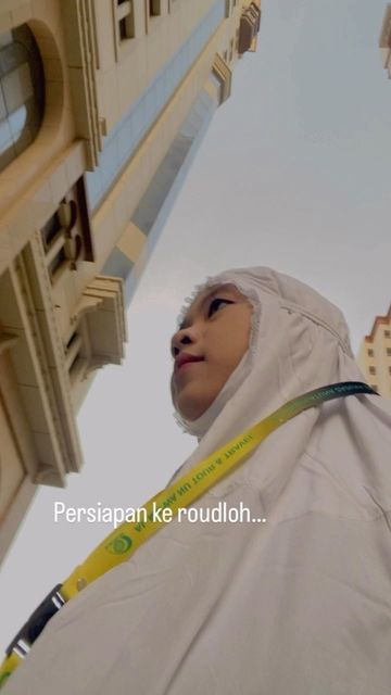 Aini Maskurotul on Instagram: "Sebelum masuk ke roudhoh💞 Raudhah adalah area di dalam Masjid Nabawi yang terletak di antara rumah Rasulullah SAW dan mimbar yang beliau gunakan untuk berdakwah. Rumah Rasulullah SAW kini menjadi makam beliau. Raudah ditandai dengan tiang-tiang putih dan karpet putih. Raudhah ini adalah salah satu tempat yang paling mustajab untuk memanjatkan doa, tak heran jika banyak jamaah yang berlomba masuk untuk bisa shalat dan berdoa di Raudhah. Kita bisa melakukan banyak i Masjid Nabawi, Instagram