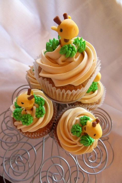 Giraffe Cupcakes, Cupcake Recipes For Kids, Candy Mountain, Giraffe Cakes, Fun Cupcake Recipes, Easy Cupcake Recipes, Christmas Baking Recipes, Banana Cupcakes, Creative Snacks