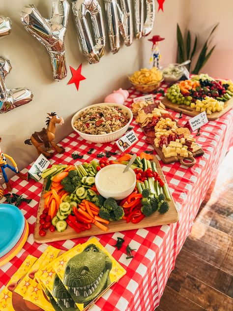 Toy Story Birthday Party Food, To The Infinity And Beyond, Toy Story Party Food, Toy Story Food, Woody Birthday, Planet Birthday, Birthday Party Drinks, Toy Story Party Decorations, Party Food Spread