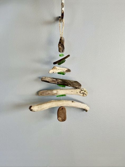 Driftwood Xmas Decorations, Driftwood Xmas Tree, Driftwood Ornaments Diy, Driftwood Christmas Decorations, Buoys Art, Driftwood Trees, Beach Christmas Trees, Driftwood Christmas, Driftwood Christmas Tree