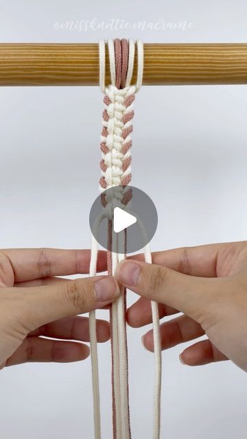 Nghi Ho | Macrame Content Creator/ Author na Instagramie: „✨New chain pattern for macrame beginners 🤩 This decorative knot is called Vertical Lark's Head Picot. Learn this new knot with me 👋🏻 …” Vertical Larks Head Knot, Macrame Chain Pattern, Macrame Beginners, Macrame Tutorial Beginner, Macrame Square Knot, Macrame Cords, Decorative Knots, Square Knot, Chain Pattern