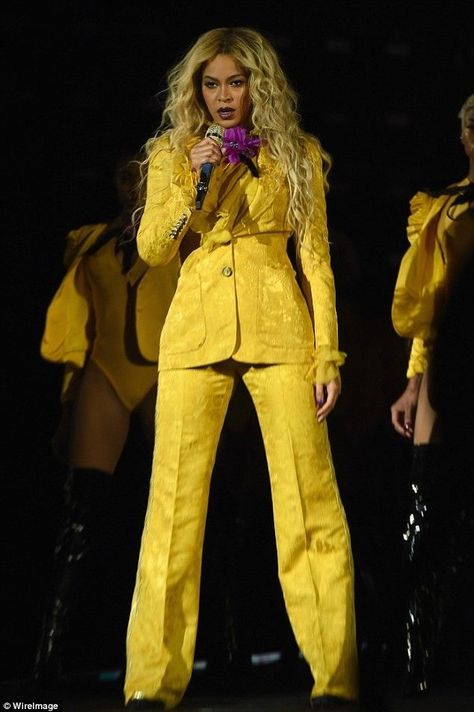 #beyonce #yellow #suit #outfits Beyonce Costume, Beyonce Dress, Estilo Kim Kardashian, Formation World Tour, Estilo Kardashian, Beyonce Formation, Blue Ivy Carter, Gucci Suit, Beyonce Outfits