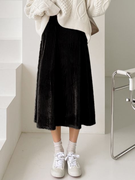 Velvet Skirt Outfit Winter, Midi Skirt Outfit Casual, Velvet Skirt Outfit, Black Midi Skirt Outfit, A Line Skirt Outfits, Skirt Outfit Casual, Black A Line Skirt, Black Skirt Outfits, Velvet Midi Skirt