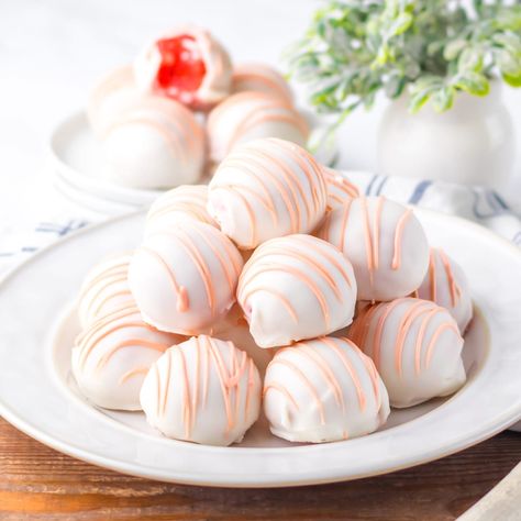 Strawberry Cheesecake Truffles are delicious bite-sized treats featuring a creamy strawberry filling and coated in vanilla almond bark. Haystack Candy, Butterscotch Haystacks, Cheesecake Truffles, Crockpot Candy, Penny Candy, Peanut Butter Pretzel, Strawberry Jello, Small Microwave, Strawberry Filling