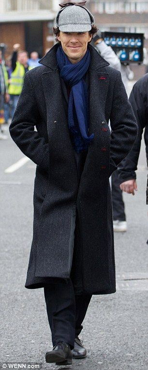 Giving a Victorian edge to his 21st century costume: Benedict looked in good spirits as he chatted to cast and crew on location Sherlock Season 3, Deerstalker Hat, Sherlock Series, Benedict And Martin, Mrs Hudson, Sherlock 3, Sherlock Fandom, Benedict Cumberbatch Sherlock, 221b Baker Street