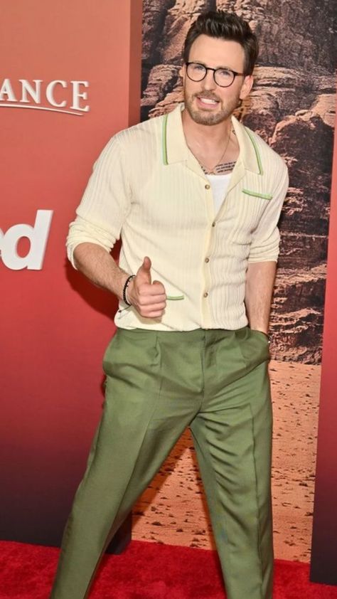 Chris Evans Premiere, Chris Evans Street Style, Chris Evans Fashion, Chris Evans Style, Chris Evans Outfits, Vintage Athletic Wear, Chris Evans Captain America, Yellow Shirts, Mens Trousers