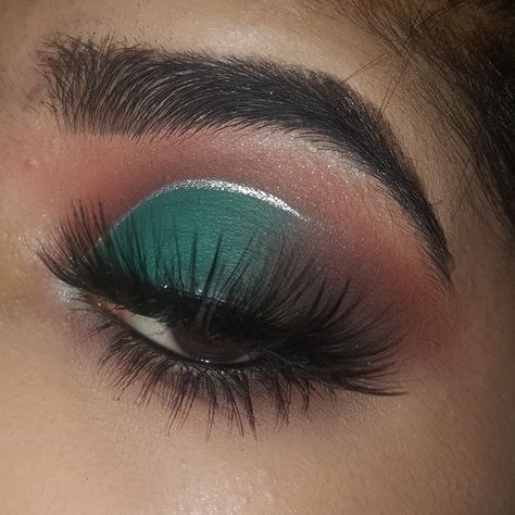 Sliver Eyeshadow, Makeup With Silver, Sliver Makeup, Green Cut Crease, Green Dress Makeup, Smokey Eyeshadow Looks, Sparkle Eye Makeup, Crease Eye Makeup, Dark Green Eyes