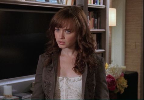 Rory Season 6. The hair, the clothes....all very me in season 6. Rory Season 5 Hair, Rory Season 6 Hair, Rory Gilmore Shoulder Length Hair, Rory Gilmore Season 6 Hair, Rory Gilmore Season 6 Style, Rory Gilmore Season 6, Rory Gilmore Hair, Rory Gilmore Style, Gilmore Girls Characters